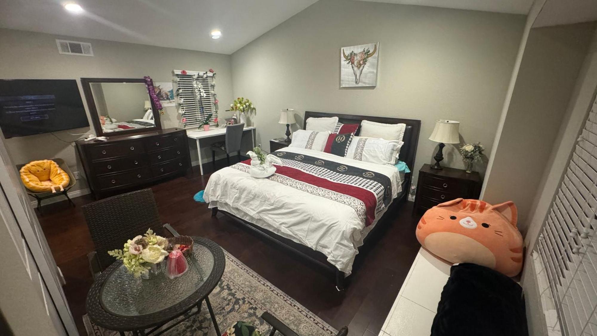 King Bed Big Room Chino Hills Ngoại thất bức ảnh
